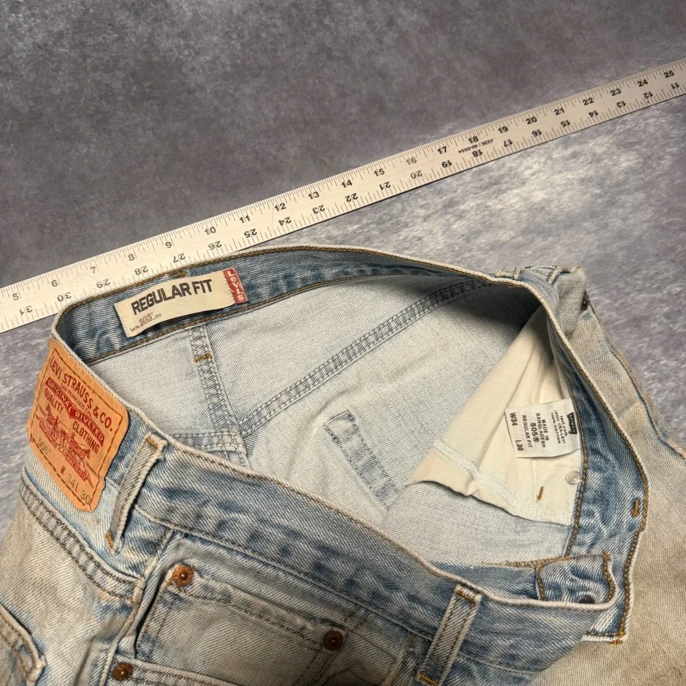 Vintage Levi's 505 Regular Fit Mens Light Wash Distressed Denim Jeans Size 34x30